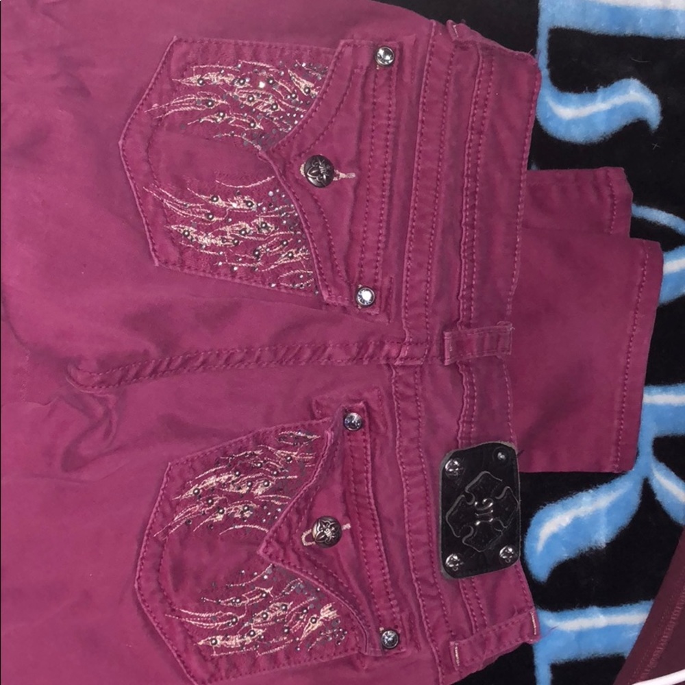 I’m selling these pink jeans